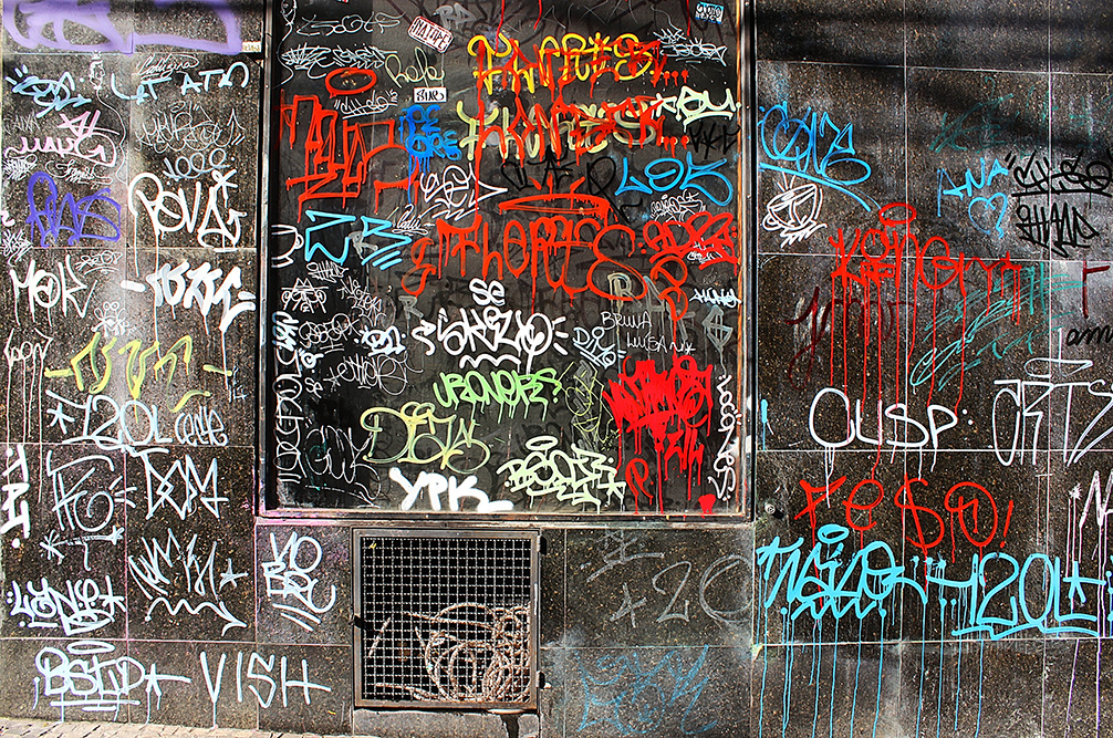 Travel-Report_AllYouSeeIsCrimeInTheCity_Sao-Paulo_Graffiti_Bombing_01